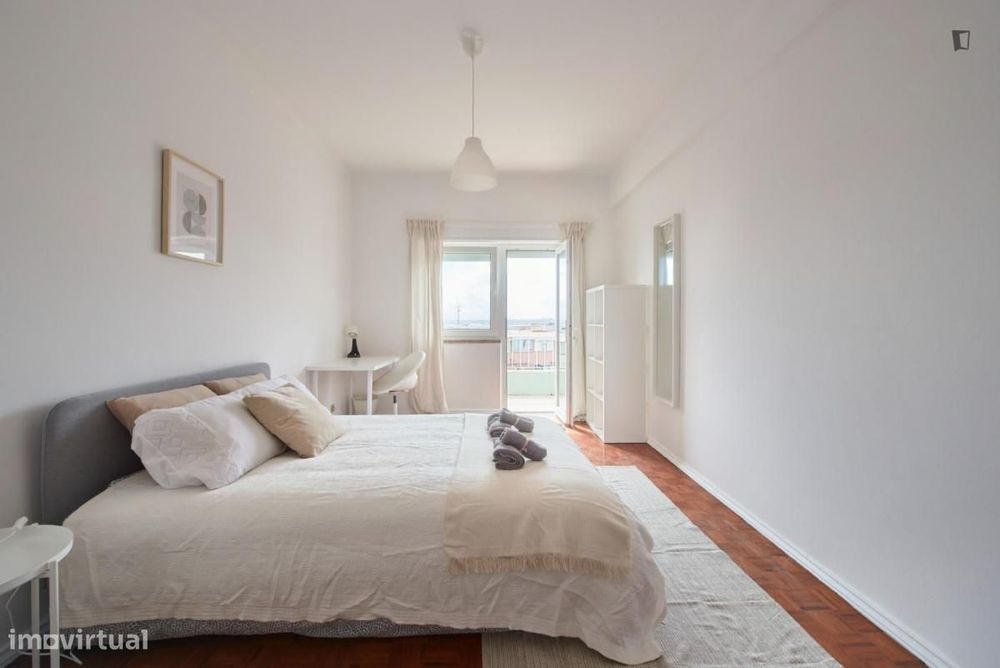 Quarto - localizado em Almada Lisbon