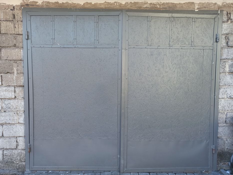 Dwie bramy stalowe z ościeżnicami