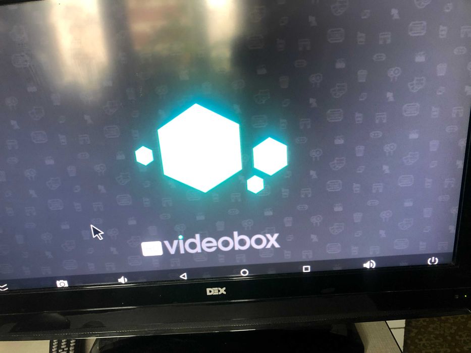 телевизор 32 состояние нового (полный комплект + смарт ТВ