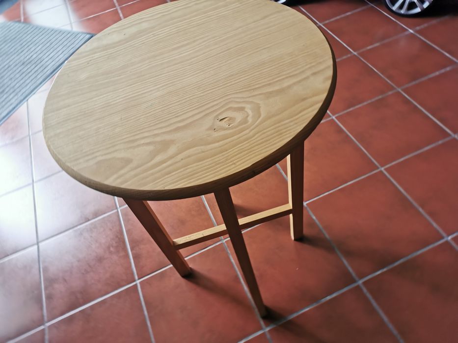 Mesinha redonda em madeira