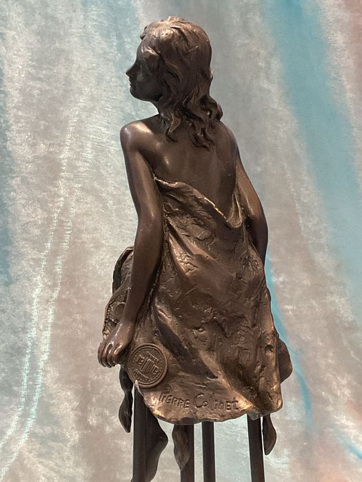 Escultura mulher em cadeira bronze 29 cm