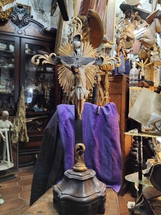 Crucifixo antigo em madeira e prata  policromado