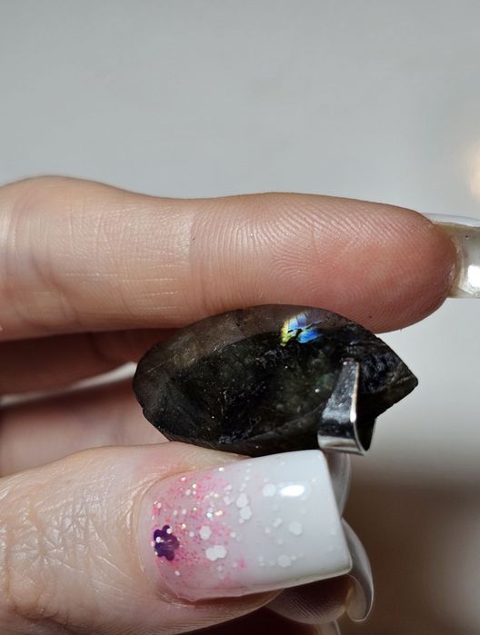 Labradoryt naturalny wisiorek.