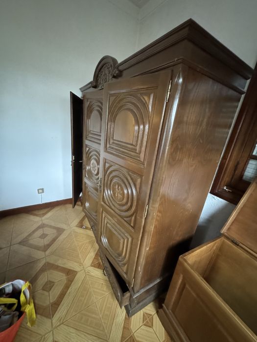 Armario guarda vestidos antigo