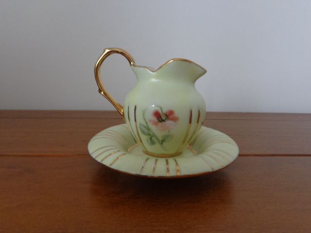 Jarro com prato, pintura em porcelana