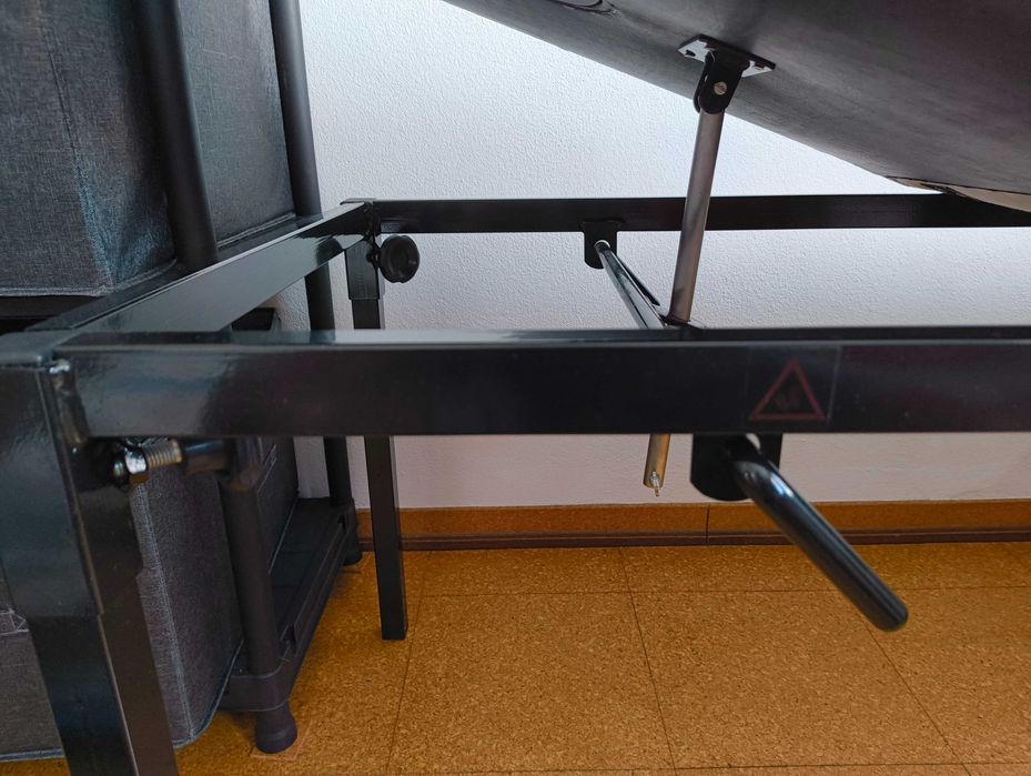 Marquesa clínica com buraco facial, como nova.