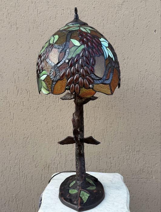 Lampa witrażowa z ptakami i kiśćmi winogron