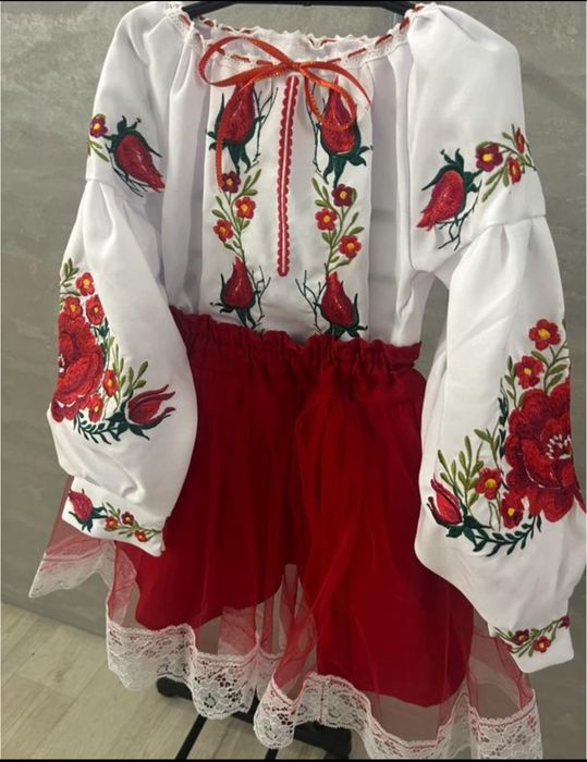 Вишиванки костюм маки, червона вишивка, білий габардин