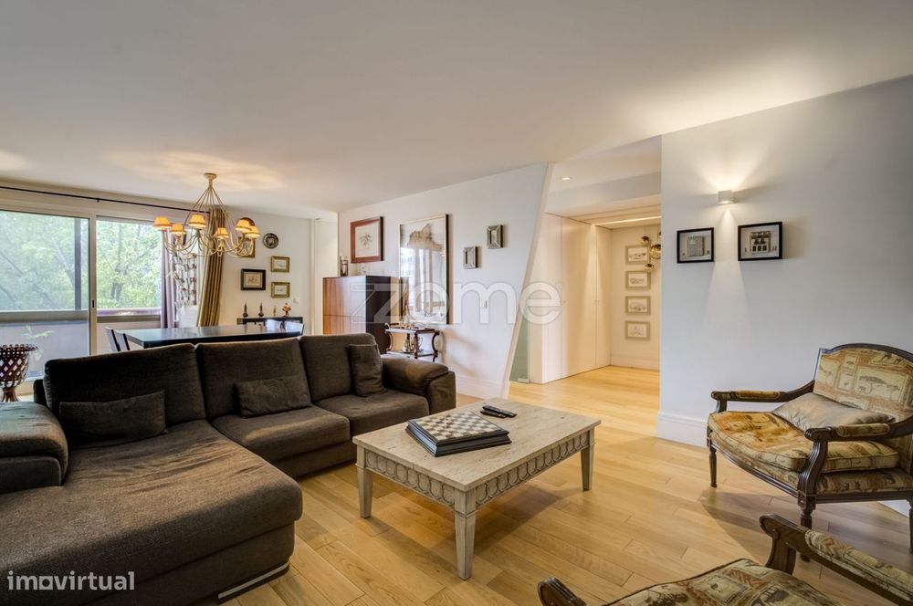 Apartamento T3 todo renovado c/garagem na Av. de Londres em Guimarães