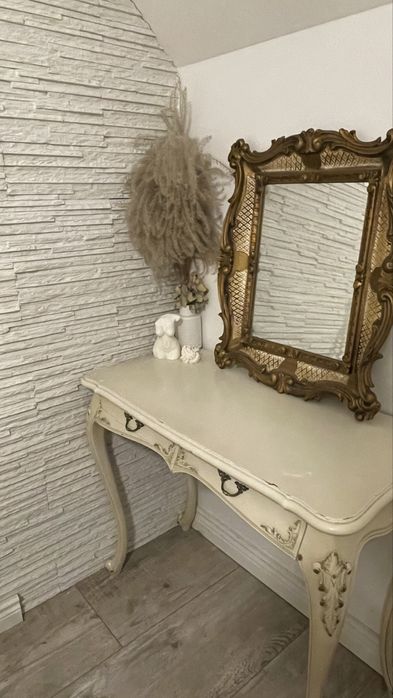 Toaletka antyczna stara zdobiona kremowa złota drewniana z szufladkami