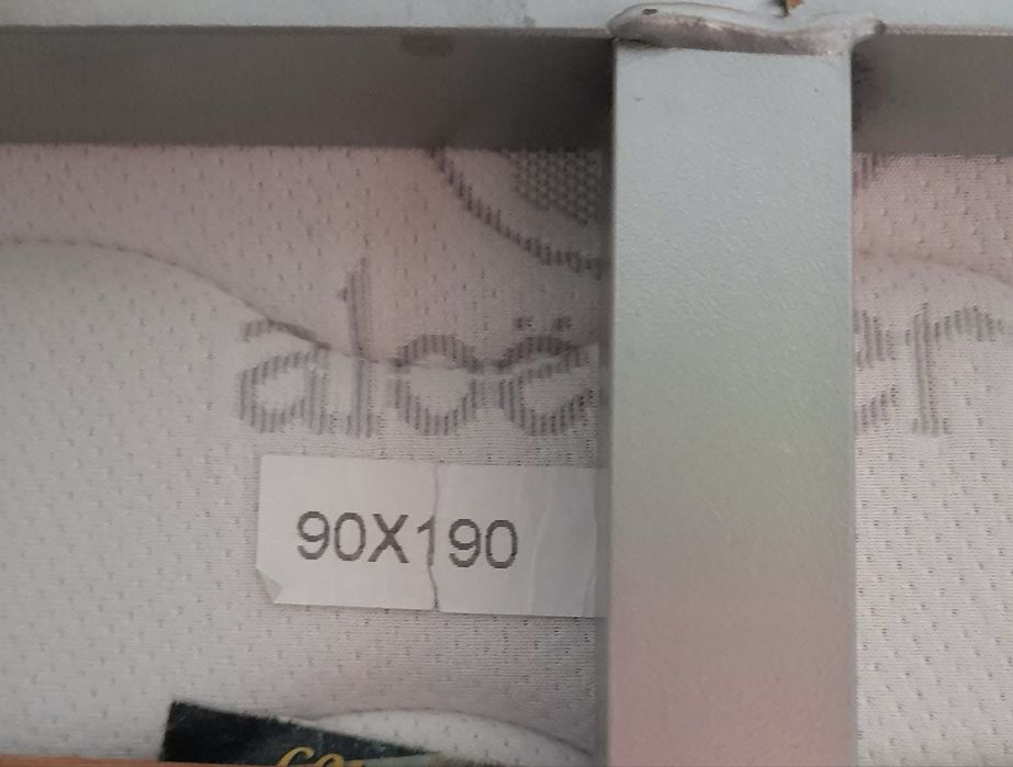 Cama de solteiro com estrado e colchão, mais 1 cobertor e 1 colcha.