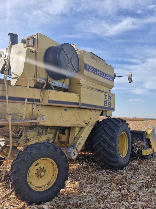 Зернозбиральний комбайн NEW HOLLAND TR 88.