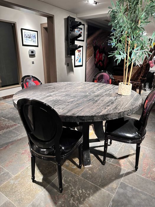 Mesa redonda com cadeiras — 250€