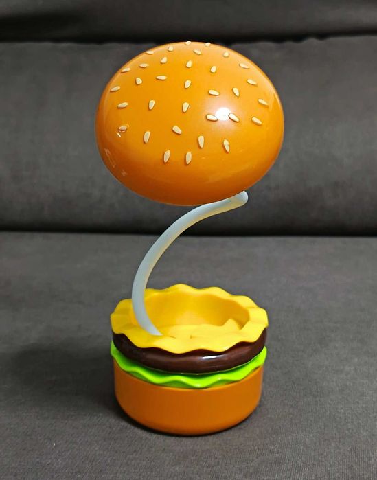 Candeeiro de mesa em formato de hambúrguer com afia-lápis.