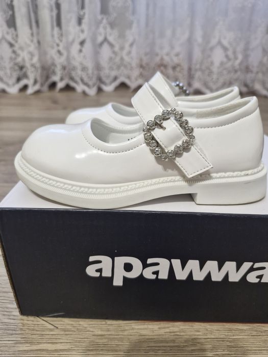 Дитячі біленькі туфельки