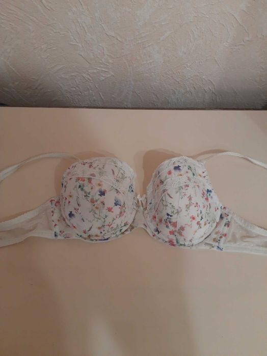 Лот лівчиків бюстгалтерів