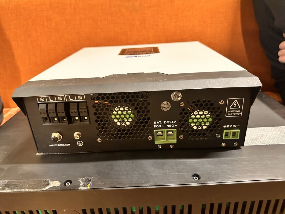 Гібридний інвертор 3000 КвТ