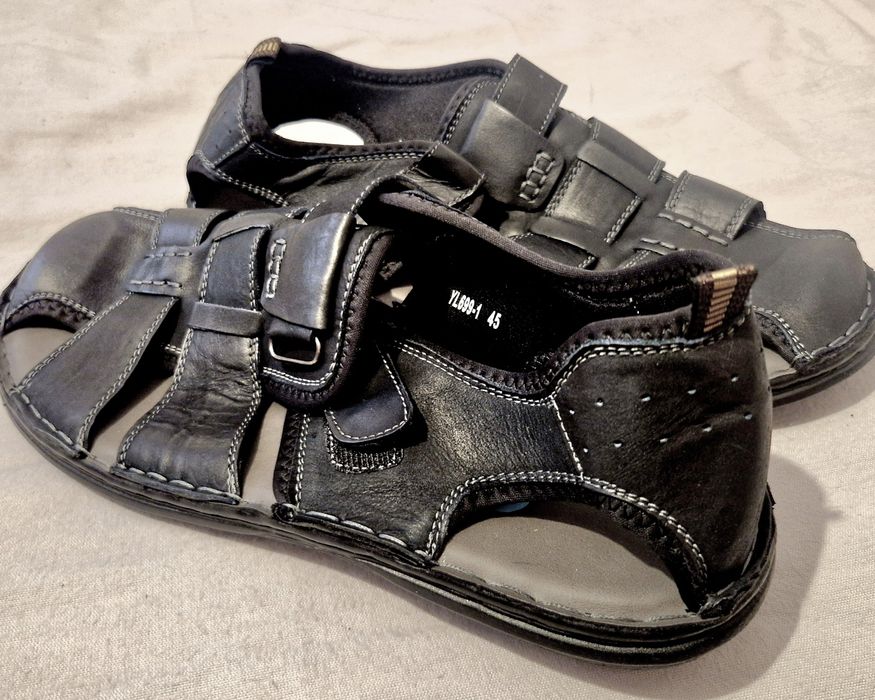 Sandálias novas na caixa em preto n 45
Pele
N 45