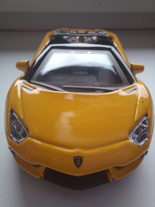 Bburago Lamborghini Aventador LP700-4 Roadster,  skala 1:43