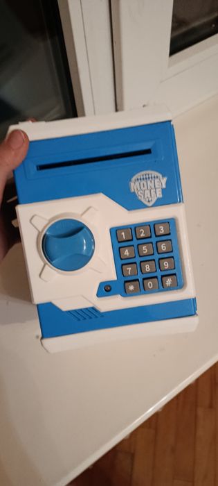 Дитячій сейф для грошей.