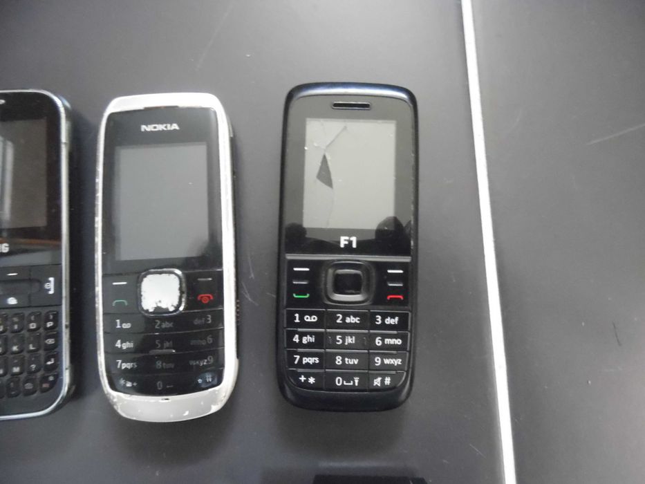 Lote de 4 telemóveis e carregadores