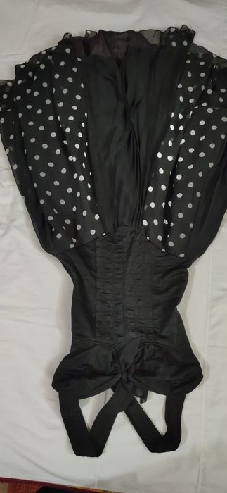 Vestido de alças comprido.