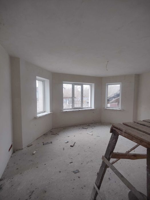 Продаж триповерхового будинку в с. Благодатне