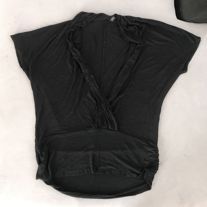 ROUPA MULHER - Várias camisas, tops, blusas, calções