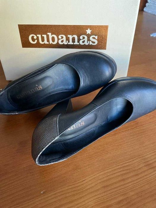 Sapatos Da marca Cubanas.