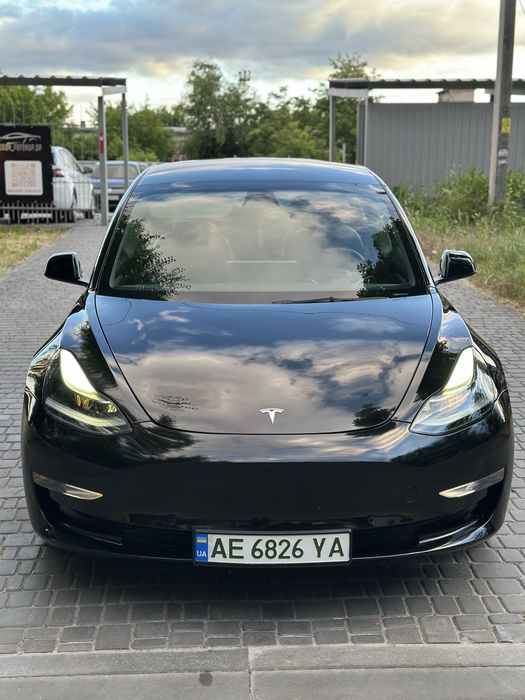 Tesla Model 3.