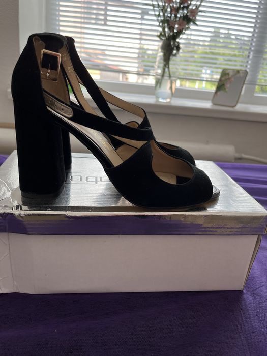 Продам босоніжки замшеві