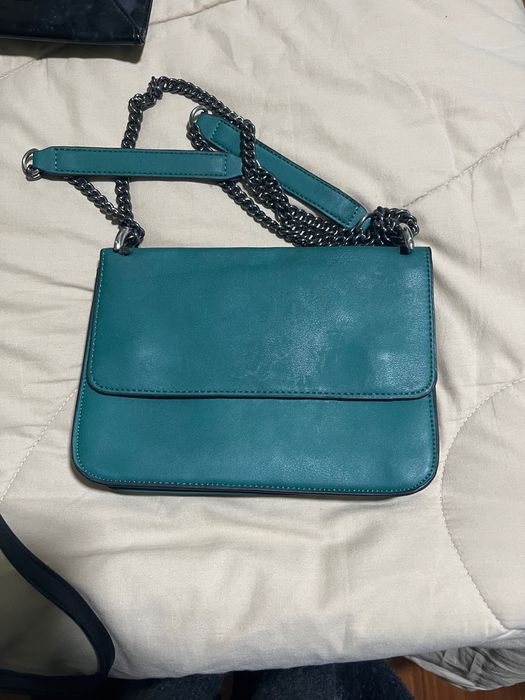 Mala verde com corrente