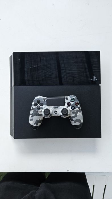 PlayStation 4 500GB + Comando Camuflado + 2 Jogos