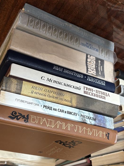 Стопка різних книг