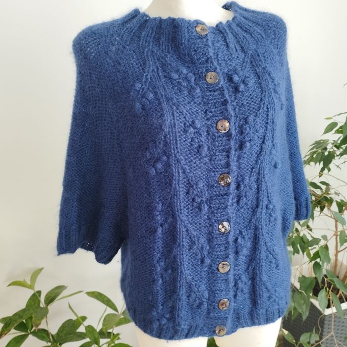 Granatowy sweter handmade z masy perłowej – unikatowy egzemplarz!