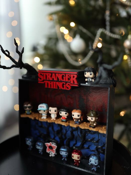 Поличка для фігурок з Stranger Things "Дивні Дива"  /