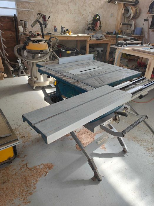 Serra de mesa Makita MLT100 com mesa