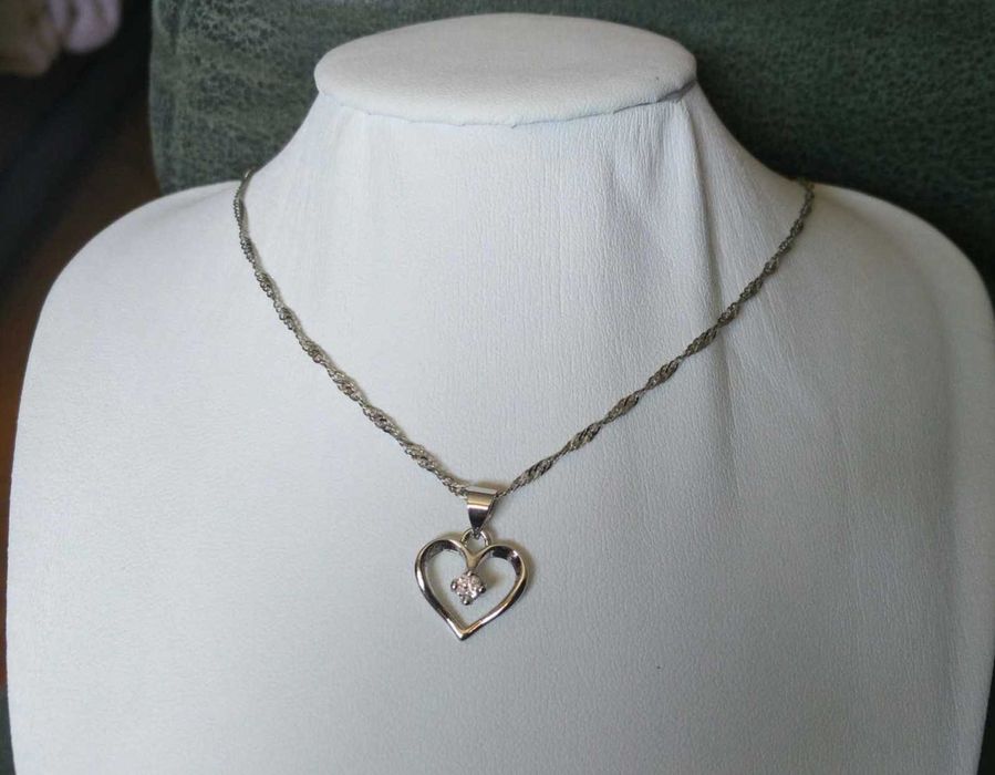 Colar Aço Prateado Coração e c/ Brilhante no Interior NOVO