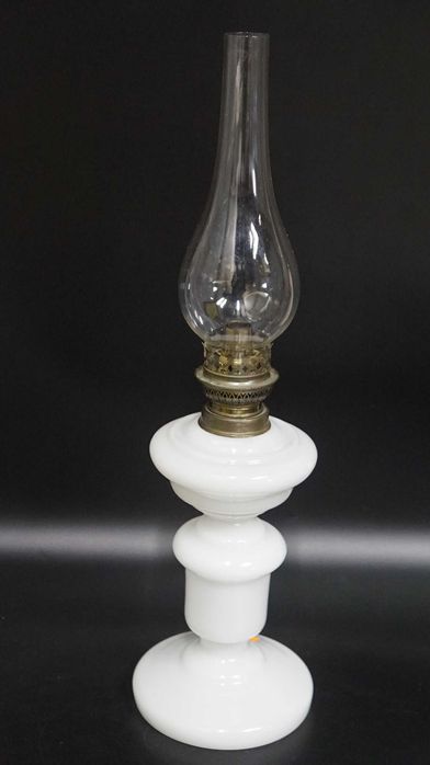 Piękna szklana  lampa naftowa   oryginał antyk