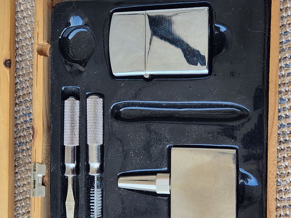 ISQUEIRO U.S com deposito de gasolina ,escovilhão e chave de fendas