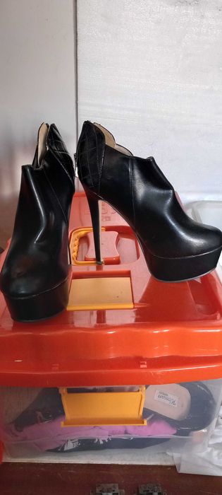 Botas e sandalias  salto alto