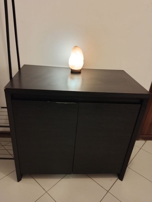 Móvel em preto para arrumação