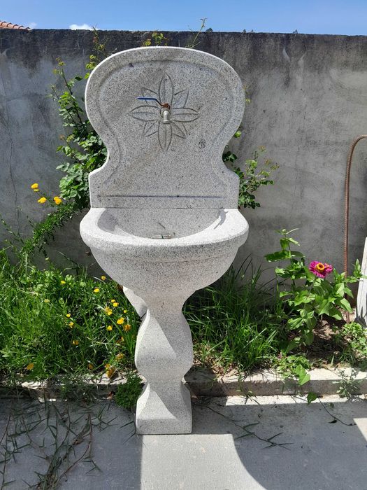 Fontanário em pedra amaciada