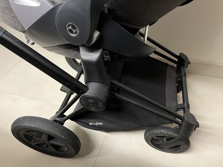 conjunto cybex. carrinho, coque e alcofa que se transforma em cadeira