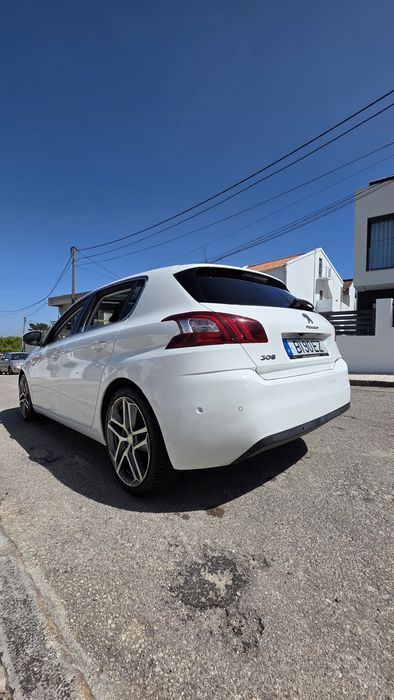 Peugeot 308 Hatchback 1.6 e-HDi Allure 115cv | CarPlay/Android Auto Wireless | Sem AdBlue | Teto Panorâmico