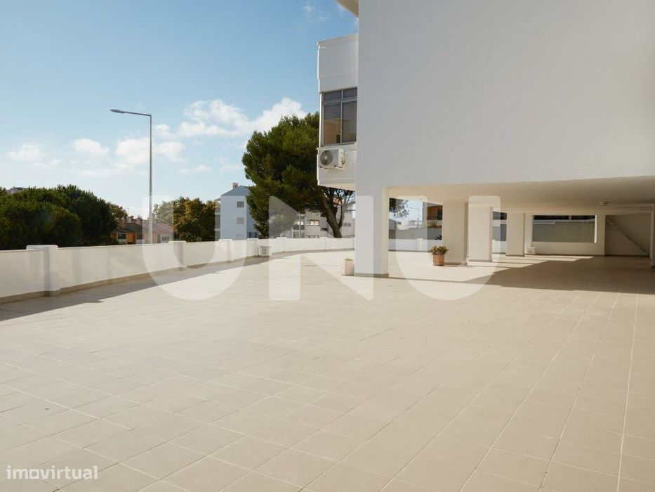 Apartamento T2, remodelado, em condomínio com piscina.