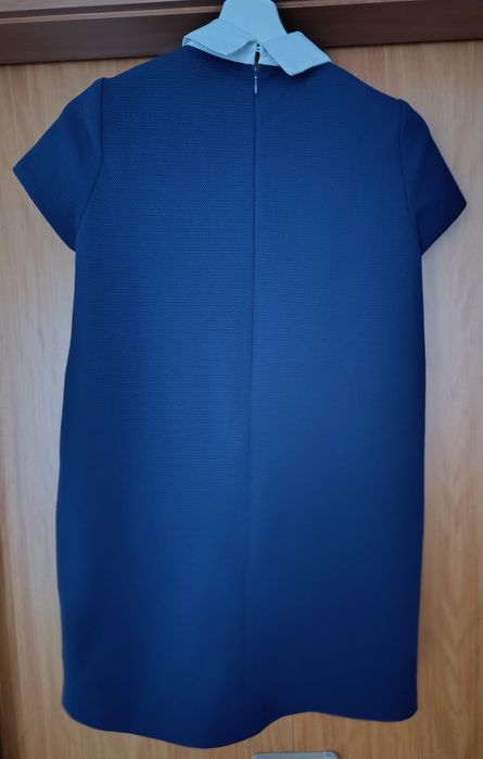 Vestido azul escuro com gola branca