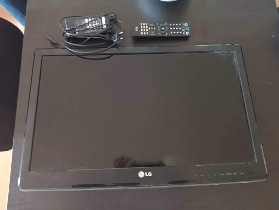 Tv led LG  (avariada)com alimentação e comando