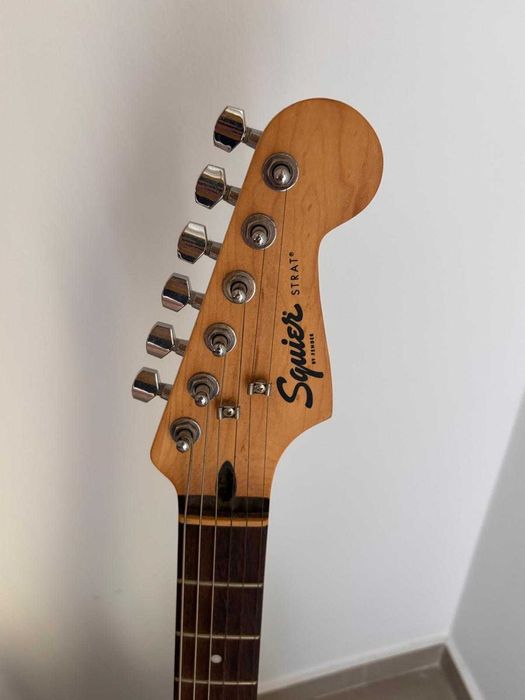 Guitarra Squier Stratocaster + Ampli Fender Frontman 10G (pack completo)