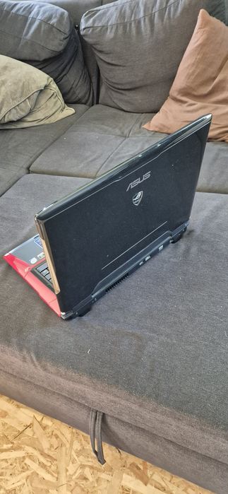 Portátil Asus ROG G71G 17" (Core 2 Duo T9550, 9800M GS) + mochila ROG